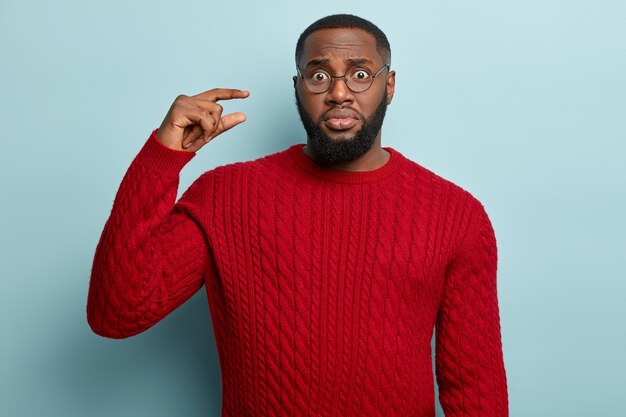 Homem afro-americano com suéter vermelho