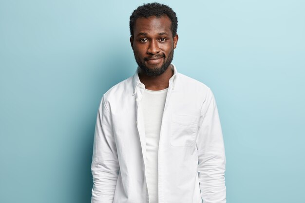 Homem afro-americano de camisa branca posando