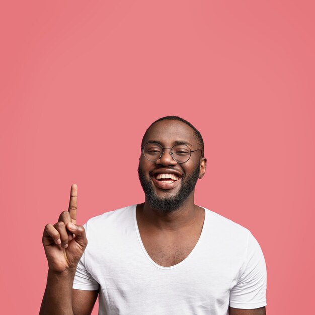 Homem afro-americano de camiseta branca