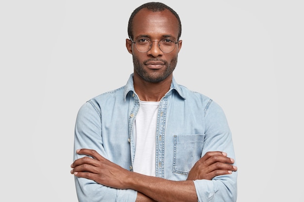 Homem afro-americano de óculos redondos e camisa jeans