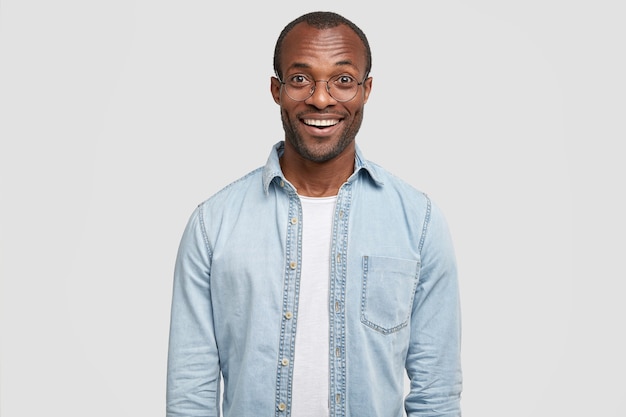 Homem afro-americano de óculos redondos e camisa jeans