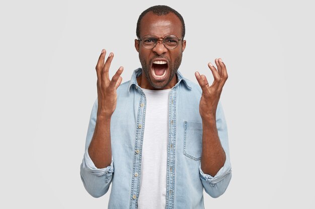 Foto grátis homem afro-americano de óculos redondos e camisa jeans