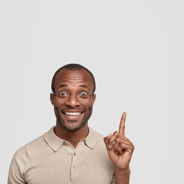 Foto grátis homem afro-americano de óculos redondos