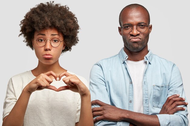 Homem afro-americano e mulher posando