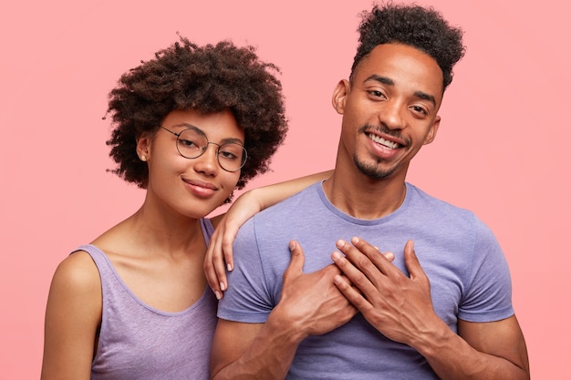 Foto grátis homem afro-americano e mulher posando