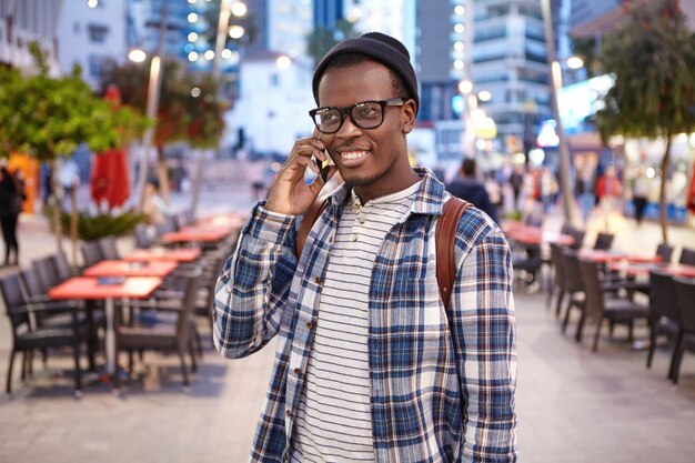 Homem afro-americano elegante na rua