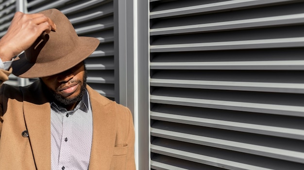 Foto grátis homem afro-americano estiloso com um chapéu