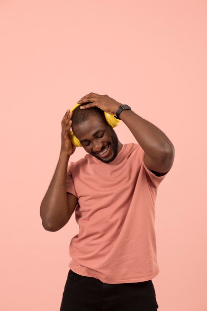 Foto grátis homem afro-americano expressivo ouvindo música