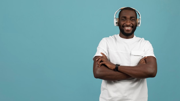 Homem afro-americano expressivo ouvindo música