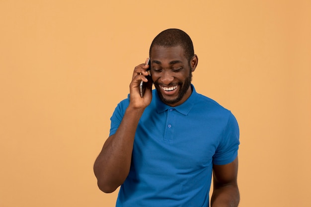 Foto grátis homem afro-americano falando no smartphone