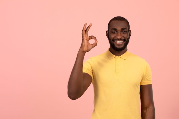 Foto grátis homem afro-americano fazendo sinal de ok