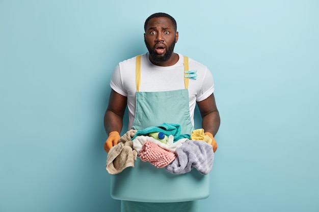 Homem afro-americano lavando roupa