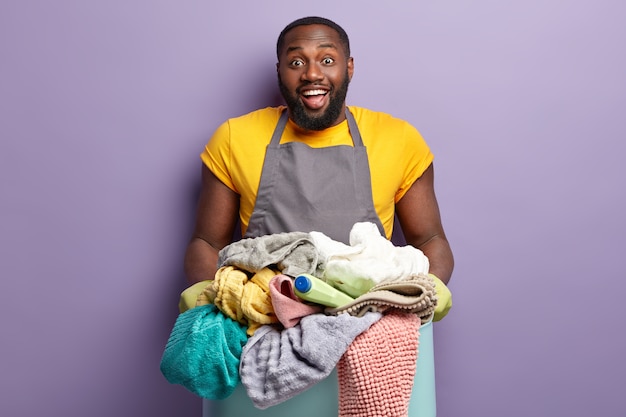 Homem afro-americano lavando roupa