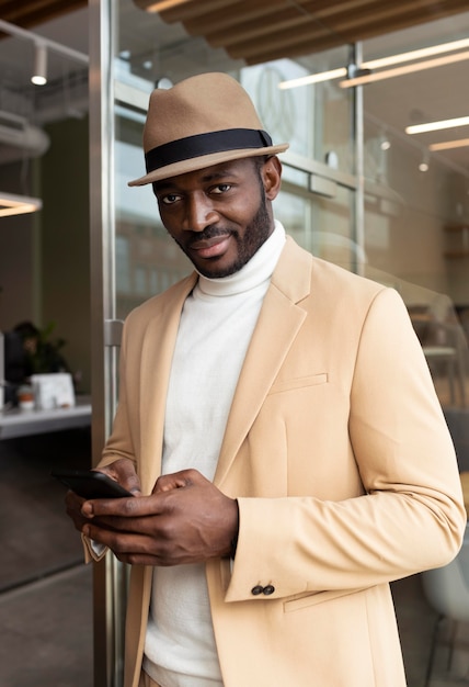 Foto grátis homem afro-americano moderno de terno bege