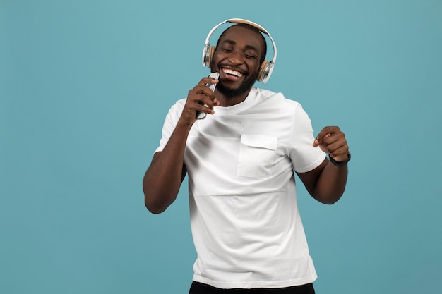Foto grátis homem afro-americano ouvindo música em fones de ouvido