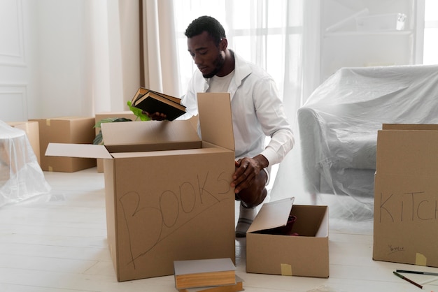 Foto grátis homem afro-americano preparando sua nova casa para morar
