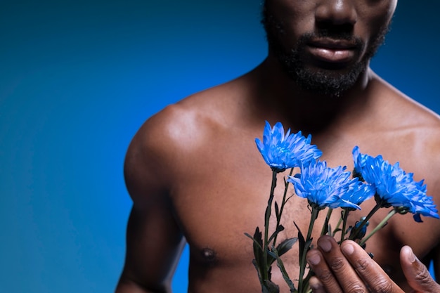 Homem afro-americano segurando flores