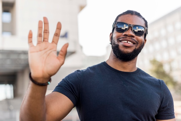 Homem afro-americano sorridente acenando