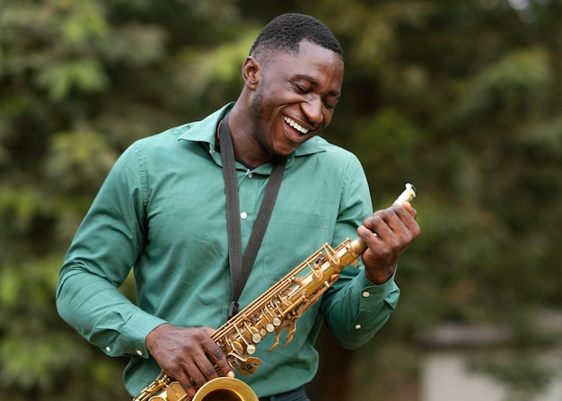 Foto grátis homem afro-americano tocando um instrumento no dia internacional do jazz