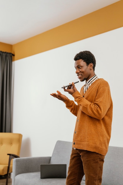 Foto grátis homem afro-americano trabalhando em casa