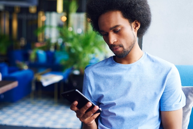 Homem afro-americano usando um telefone celular