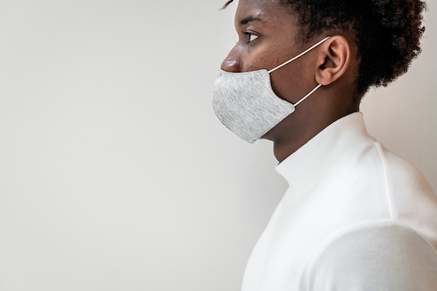 Homem afro-americano usando uma máscara facial no novo normal