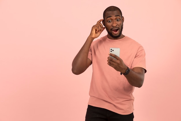 Foto grátis homem afro-americano verificando seu smartphone