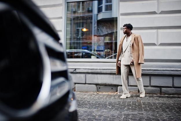 Foto grátis homem afro estiloso em terno e casaco bege da velha escola homem africano na moda em jaqueta casual no torso nu