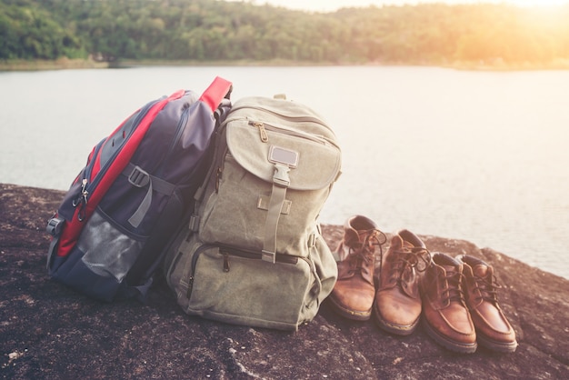 Homem água fuga espaço de trekking