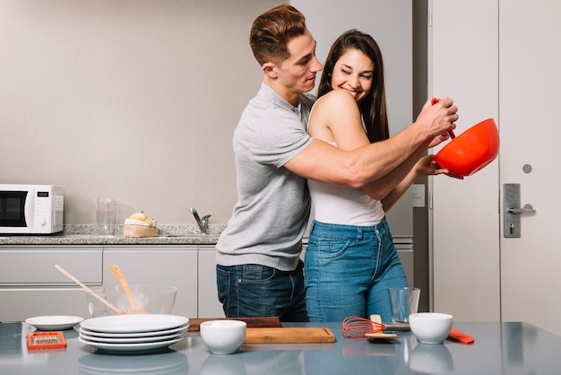 Homem, ajudando, mulher, com, misturando alimento, em, tigela