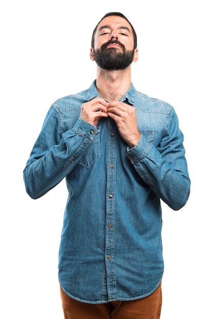 Foto grátis homem ajustando sua camisa