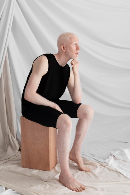 Foto grátis homem albino bonito posando
