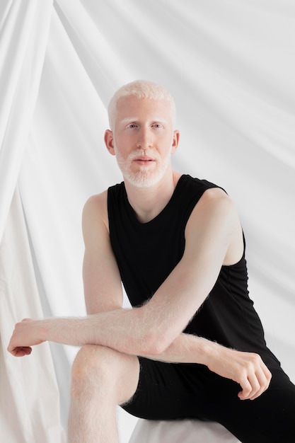 Foto grátis homem albino bonito posando