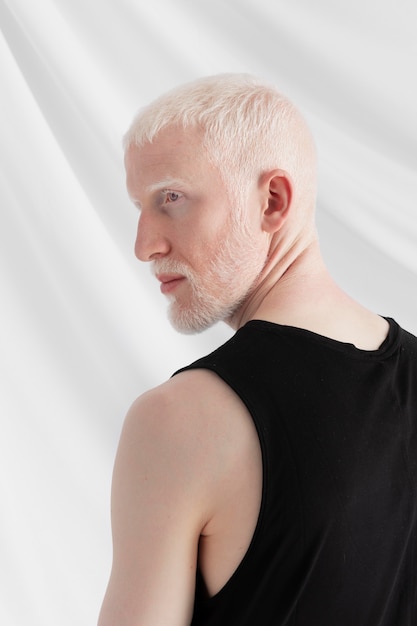 Foto grátis homem albino bonito posando