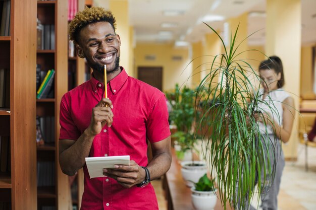 Homem alegre com bloco de notas