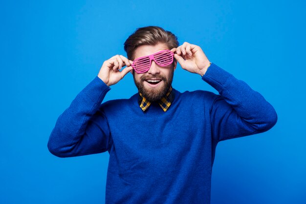 Homem alegre com óculos escuros se divertindo