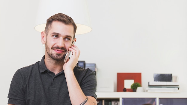 Homem alegre no telefone no escritório