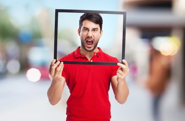 Homem alegre que joga com o quadro