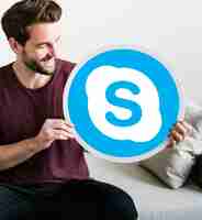 Foto grátis homem alegre, segurando um ícone do skype