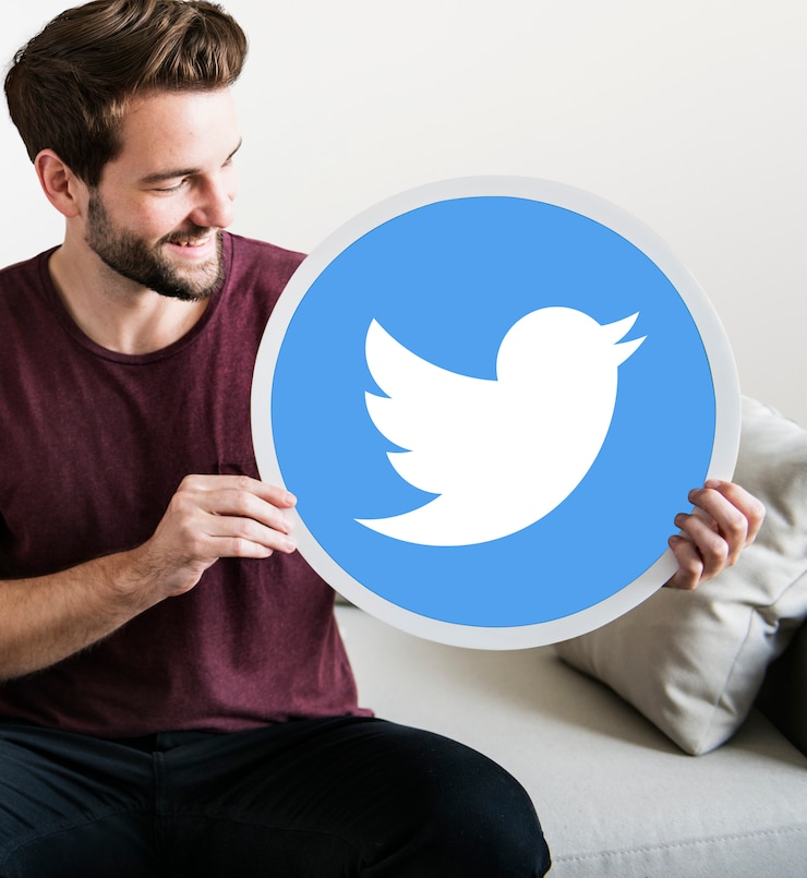 Foto grátis homem alegre, segurando um ícone do twitter