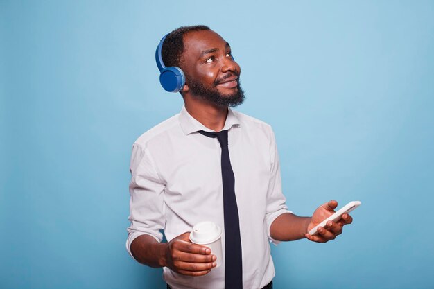 Homem alegre transmitindo música para fones de ouvido