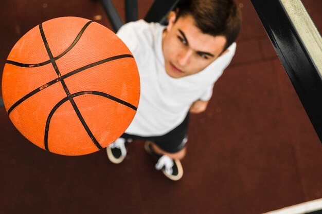 Homem alto ângulo, segurando basquete