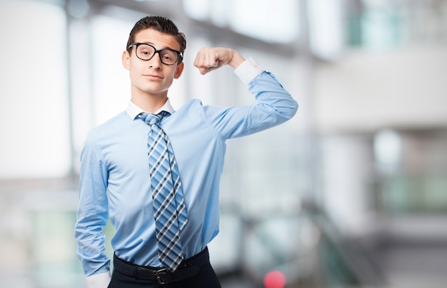 Homem ameaça com o punho