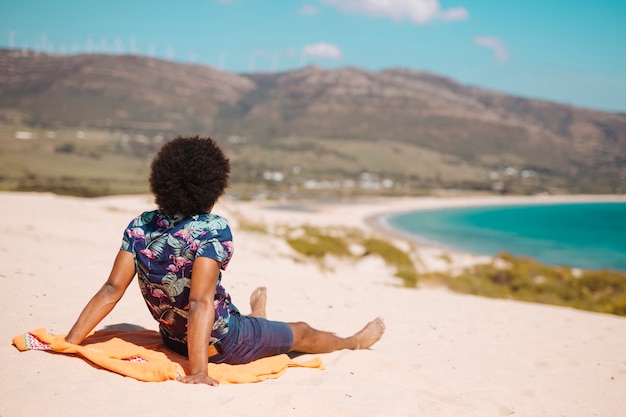 Foto grátis homem americano africano, admirar, vista, de, seascape