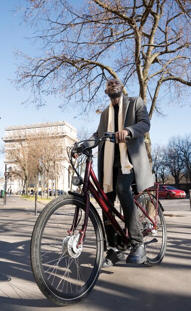 Homem andando de bicicleta na cidade na frança