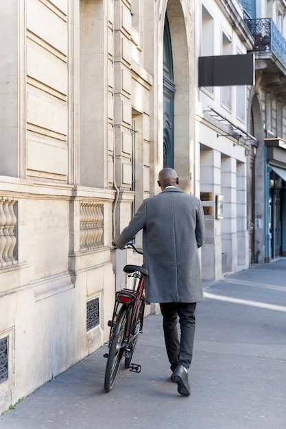 Homem andando de bicicleta na cidade na frança