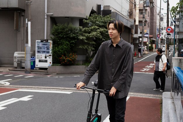 Homem andando de bicicleta na cidade