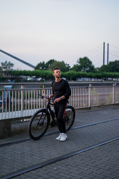 homem andando de bicicleta no parque