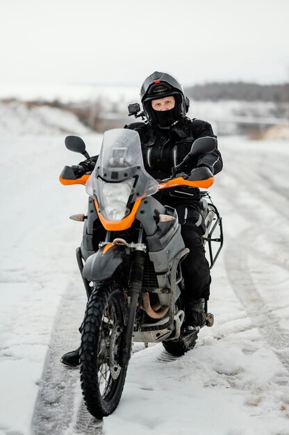 Homem andando de moto em dia de inverno