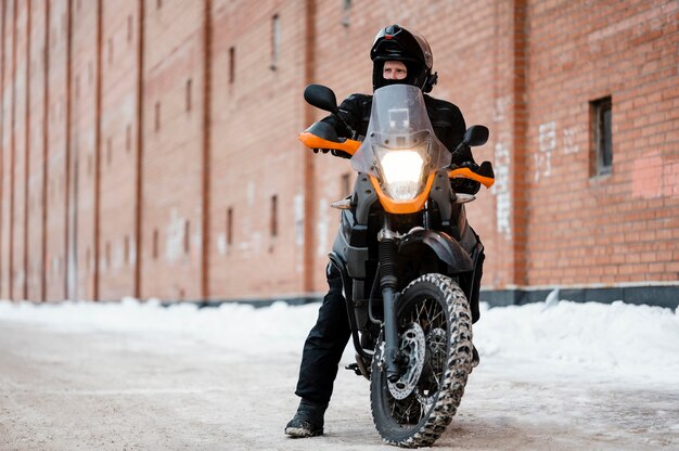 Homem andando de moto